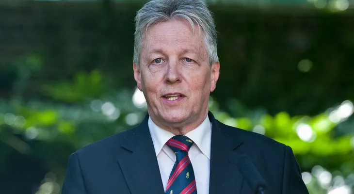 Renuncia ministro principal de Irlanda del Norte
