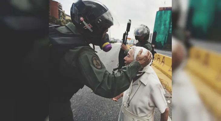 La monja venezolana que le pidió a la Guardia Nacional Bolivariana que despejaran la calle