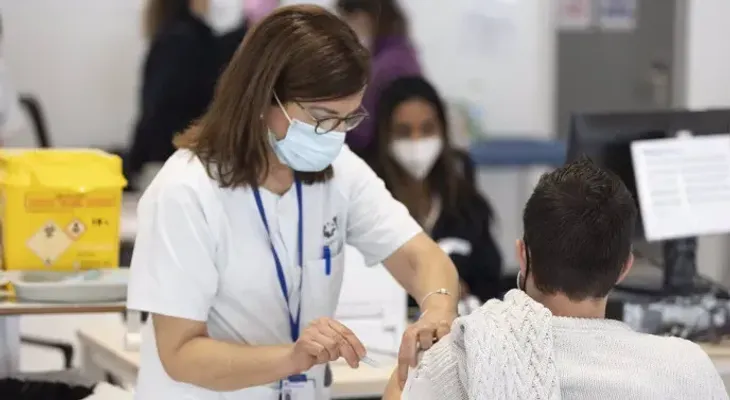 Cuarta dosis triplica protección ante casos graves para mayores de 60 años
