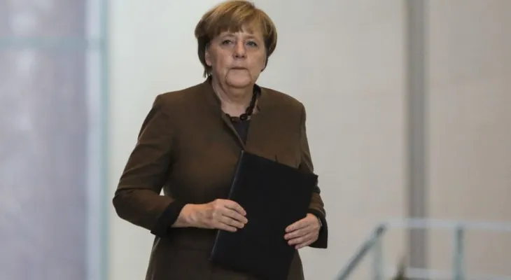 Una mujer trata de agredir con un paraguas a Merkel en mitin