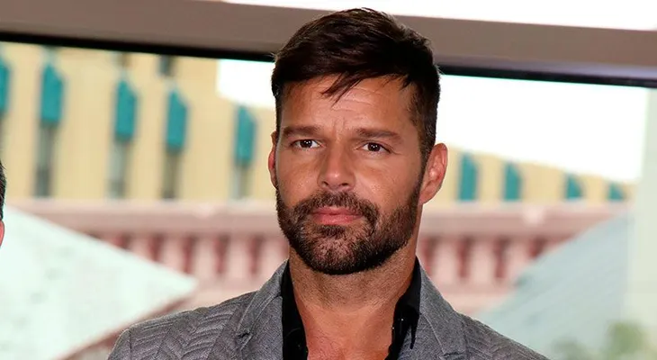 Ricky Martin llama "brutos" e "ignorantes" a quienes rechazan aislarse por COVID-19