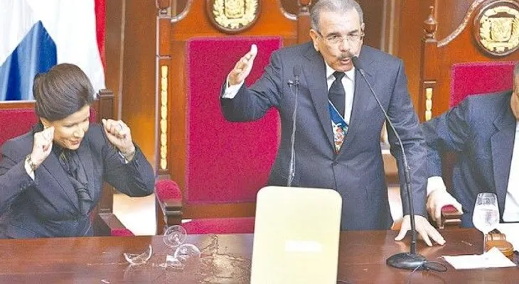 Danilo y la copa rota al final de su discurso