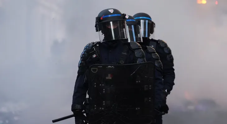 Italia envía 500 militares a Milán y Francia promete despliegue masivo ante protestas violentas por el costo de vida