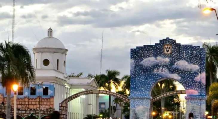 Mujer embarazada aborta en un baño y lanza el feto en un arroyo