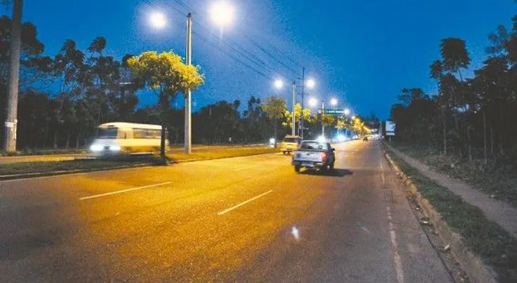 Iluminan Autopista 6 de Noviembre