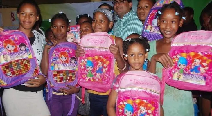 Dirigente juvenil PLD entrega útiles escolares en Los Alcarrizos