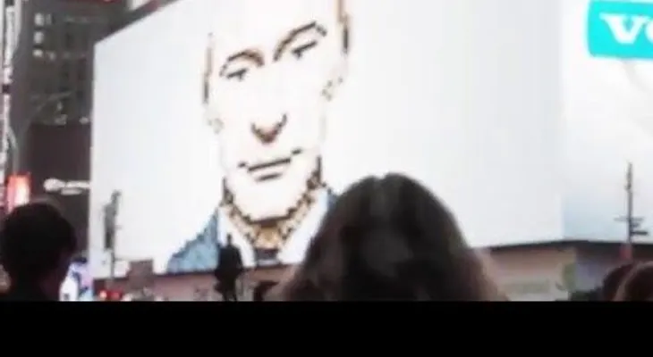 Putin guiña un ojo en una pantalla de Nueva York y desaparece (VIDEO