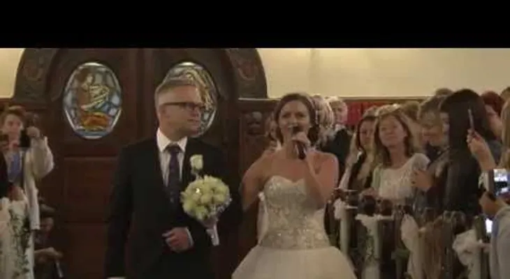 Su padre la lleva hacia el altar, pero ponle atención a su mano izquierda? ¡GUAU!  (VIDEO) 