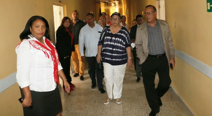 Ministra de Salud y el director Servicio Nacional Salud supervisan remozamientos hospitales de Barahona