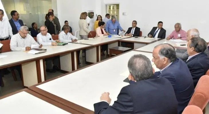 Se aleja alza salarial para empleados privados; posponen por 15 días reunión CNS 