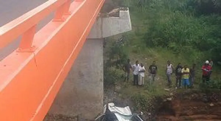 Mueren esposos al caer por un puente el carro en que viajaban.