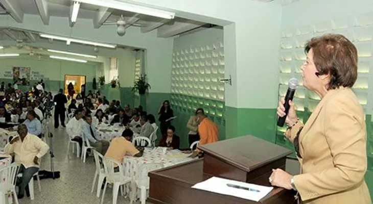 Ministra de Educación analiza planes del próximo año escolar  