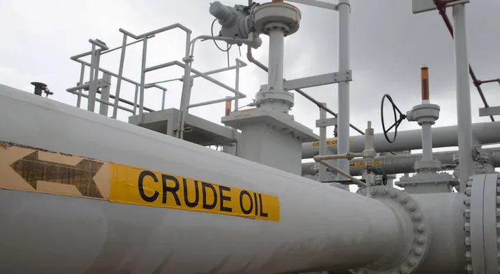 El Brent supera los USD 107 tras repuntar en medio de tensiones en Ormuz y ataques hutíes