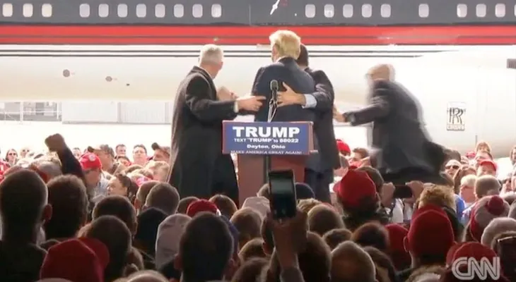 Agentes del Servicio Secreto saltan al escenario para proteger a Trump en acto de campaña