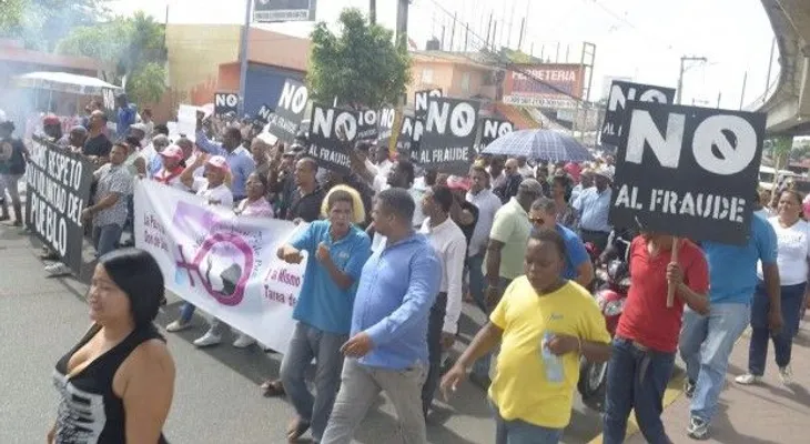 Seguidores de Francisco Fernández protestan en reclamo de nuevas elecciones en SDN
