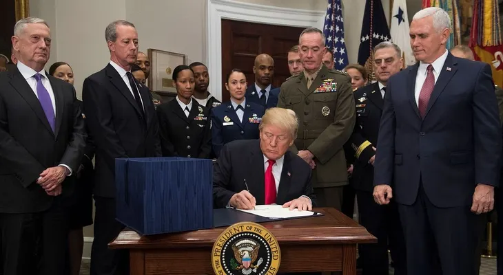 Donald Trump firma ampliación del presupuesto militar a USD 700.000 millones: "Restauraremos el poderío de EEUU"