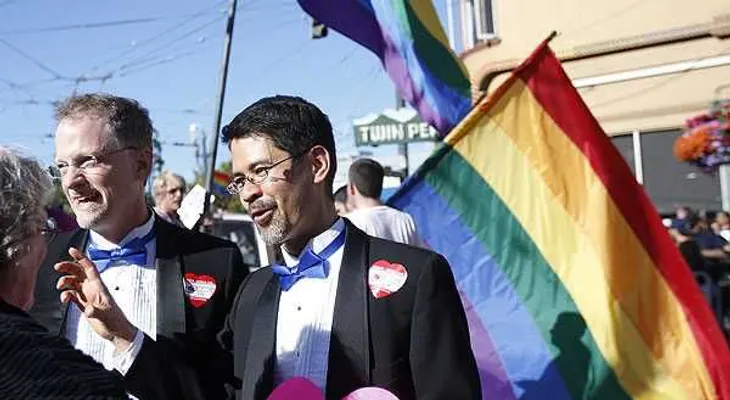 Corte ordena reanudar los matrimonios homosexuales en California 