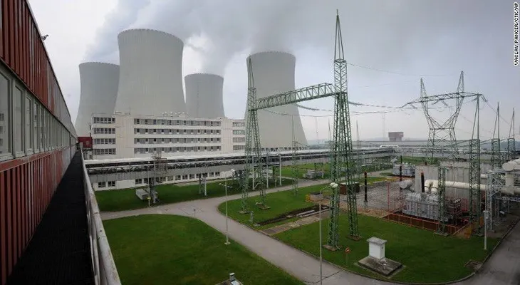 Polémica: planta nuclear quería seleccionar practicantes con concurso de bikinis