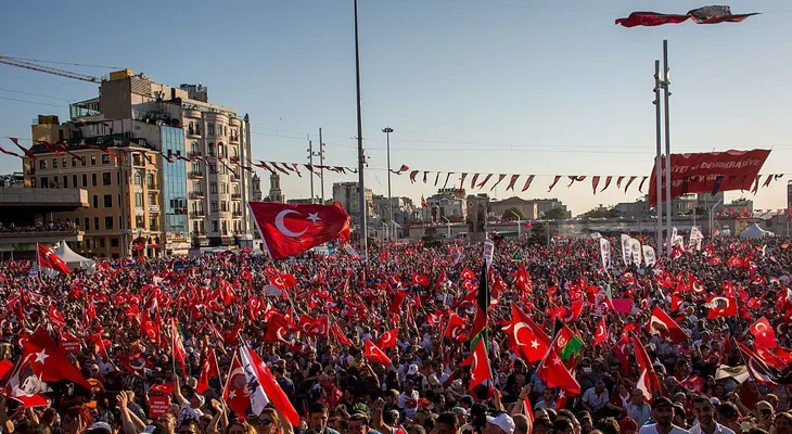 Ordenan arresto de 42 periodistas en Turquía para esclarecer fallido golpe de Estado