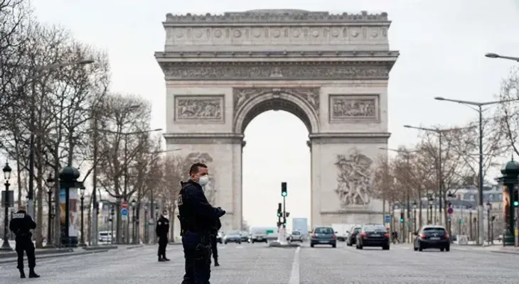 Europeos adoptan nuevas restricciones para afrontar los contagios por covid