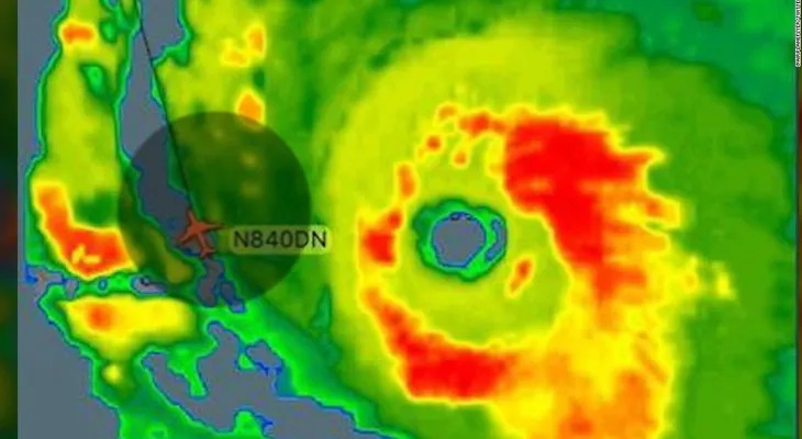 El riesgoso vuelo de un avión justo al lado del huracán Irma