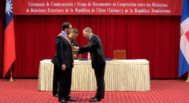 Gobierno de Taiwán condecora al canciller dominicano Andrés Navarro