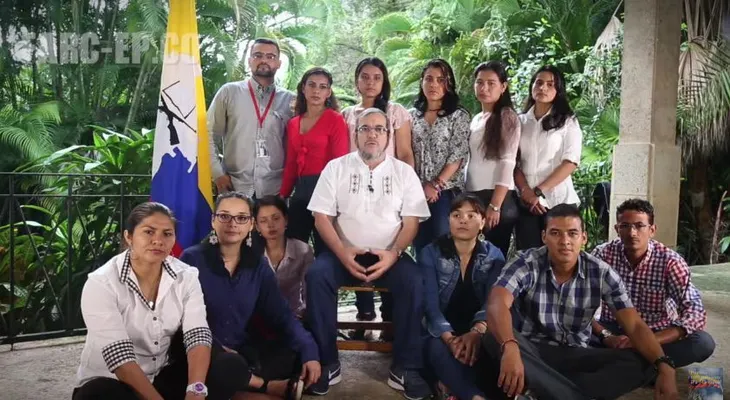 ¿Es relevante que el jefe de las FARC use zapatos Nike? Debate en Colombia