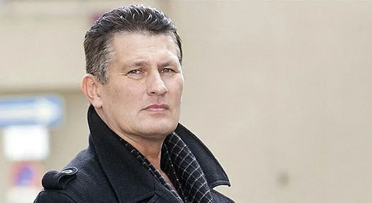 Un excampeón de kick boxing se enfrenta a cuatro agresores que querían violar a dos mujeres
