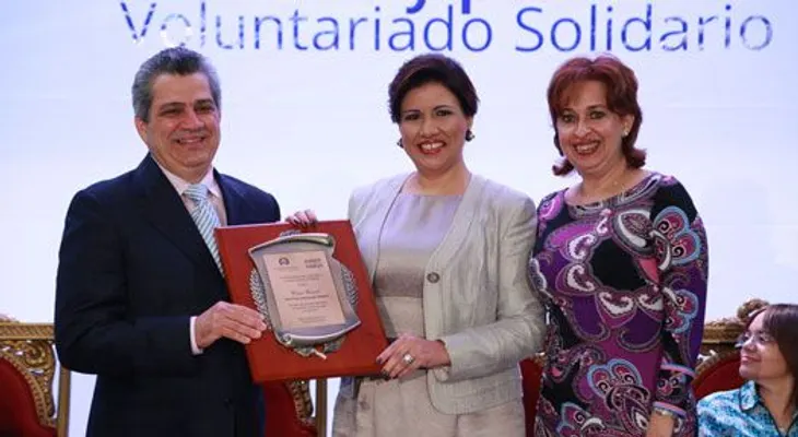Vicepresidenta entrega Premio Voluntariado Solidario