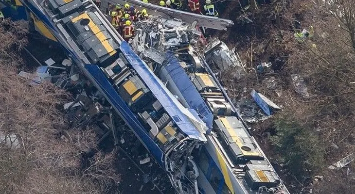 10 muertos en choque de trenes en Alemania