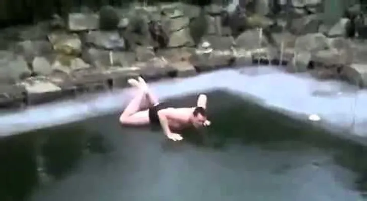 Hombre muere al lanzarse en piscina y caer de cabeza