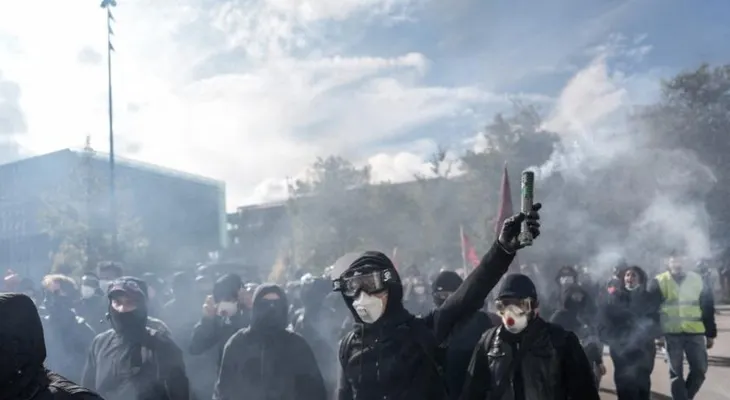 Francia registra 1.200 detenidos y 150 policías heridos en protestas; Gobierno acusa una "maniobra política"
