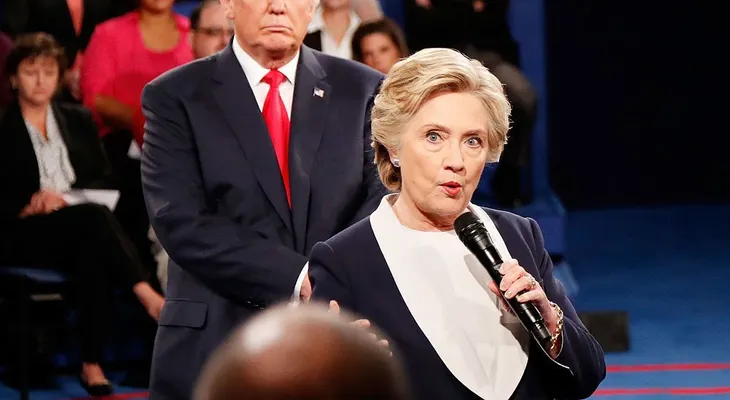 Asesor de Hillary Clinton publica video de cómo practicaban para evitar que Trump la abrazara
