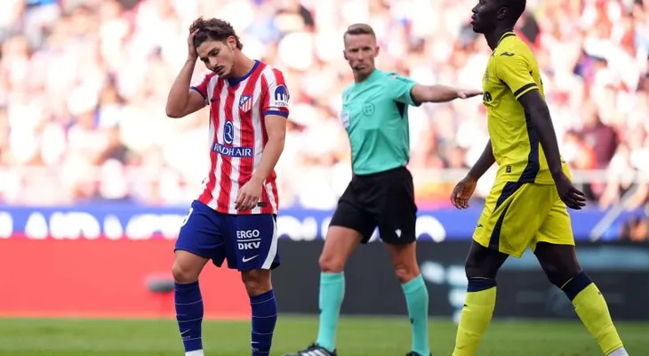 La afición del Atlético abuchea a Julián Álvarez y el delantero se retira sin saludar