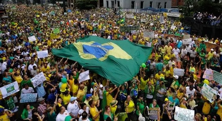 Fuera Dilma: Exigen miles en Brasil