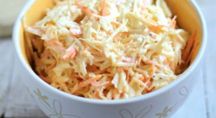 Cómo hacer ensalada de col (Receta americana)