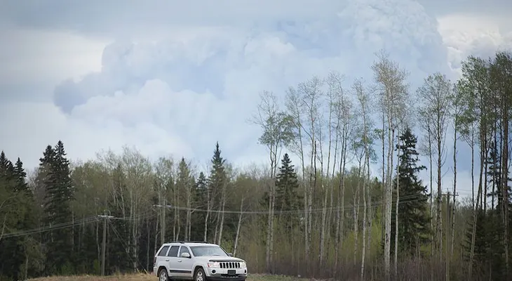 La llegada de un frente frío da un respiro a los bomberos que combaten el fuego en Canadá