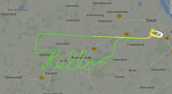 Así se escribe en el cielo: el vuelo de un piloto dibujó la palabra "Hola"