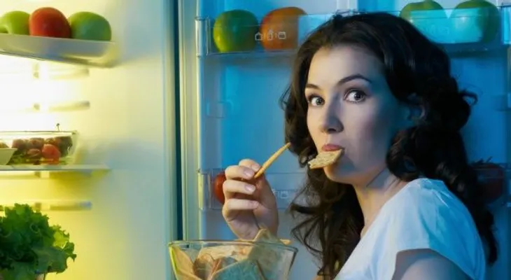 Tus snacks nocturnos, un riesgo para la cintura