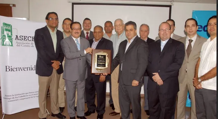 Empresarios de Santiago reconocen ingeniero Correa por completa iluminación centro ciudad