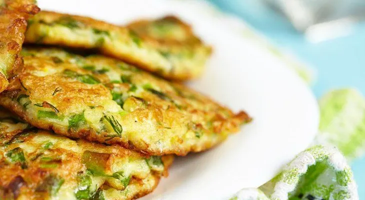 Tortitas de calabacín con cebollines