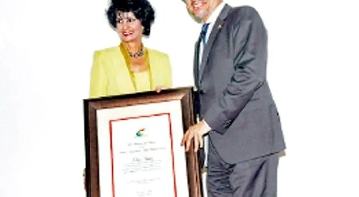Elsa Núñez recibe el Premio Nacional de Artes Plásticas
