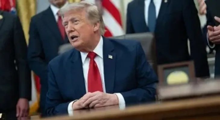 Trump difunde el celular del senador Tom Cotton para presionarlo a votar por el horario de verano permanente
