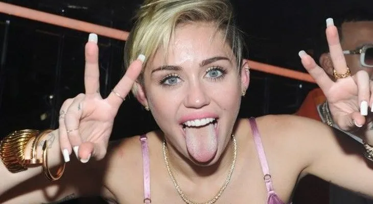 Miley Cyrus lanza fundación para jóvenes sin hogar y LGBT 