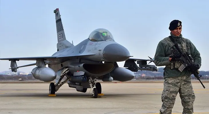 Un enemigo inesperado: Unas bacterias "devorando" aviones militares de EE.UU.