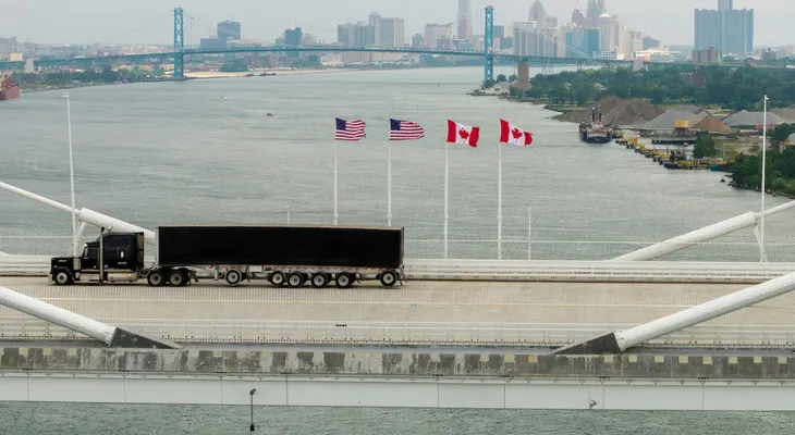 Canadá impone aranceles de represalia por 20,000 millones de dólares a productos de EE. UU. y Trump amenaza con bloquear ventas de Bombardier