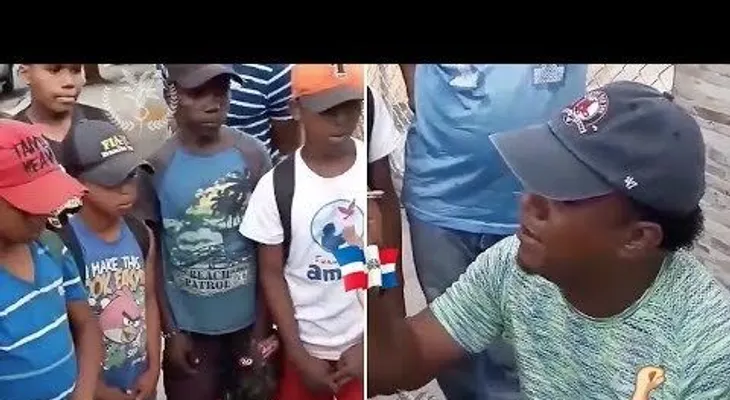 Pedro Martínez aconseja a  niños de un barrio dominicano
