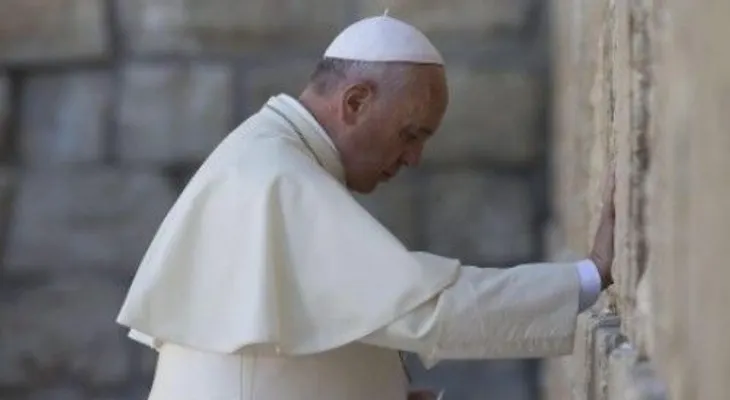 El papa pide que nunca más se repita "una monstruosidad" como el holocausto