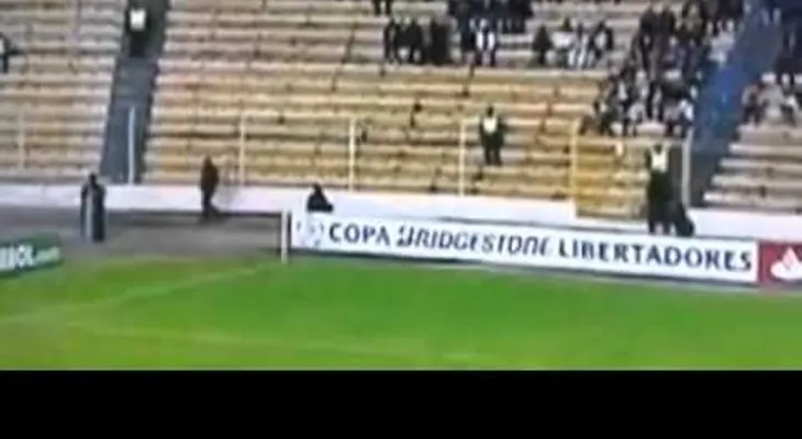 Video: ¿Un fantasma corre por las gradas de un estadio de fútbol?