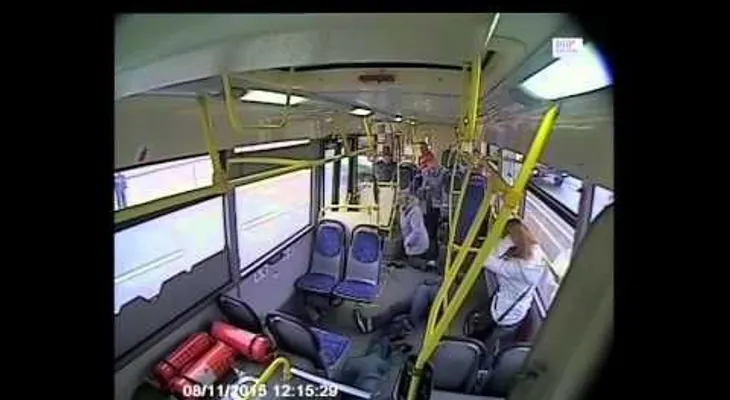 Se duerme en el volante y provoca un brutal accidente (VIDEO) 